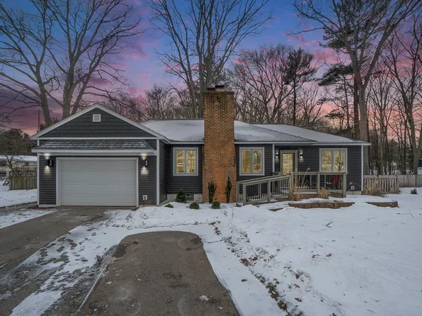 3547 W Manitou Cir, Norton Shores, MI 49441