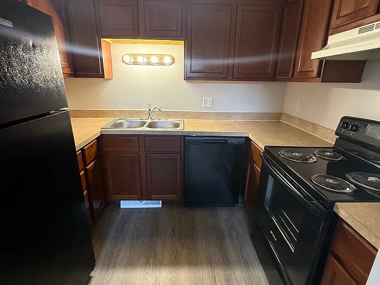 Fairmont Apartments — Photo 12