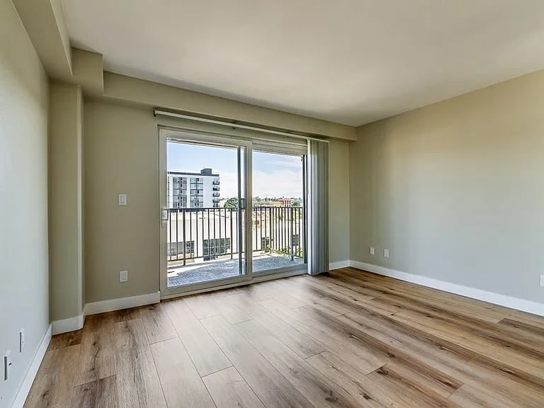Bayview Tower Condominiums — Photo 15