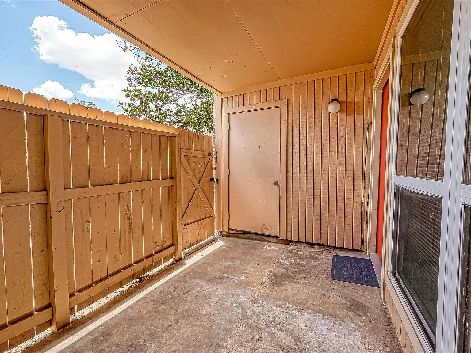 2 bed, 2.0 bath, 984 sqft, $1,150 — Photo 3