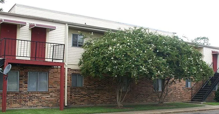 Cedarwood Apartments — Photo 17