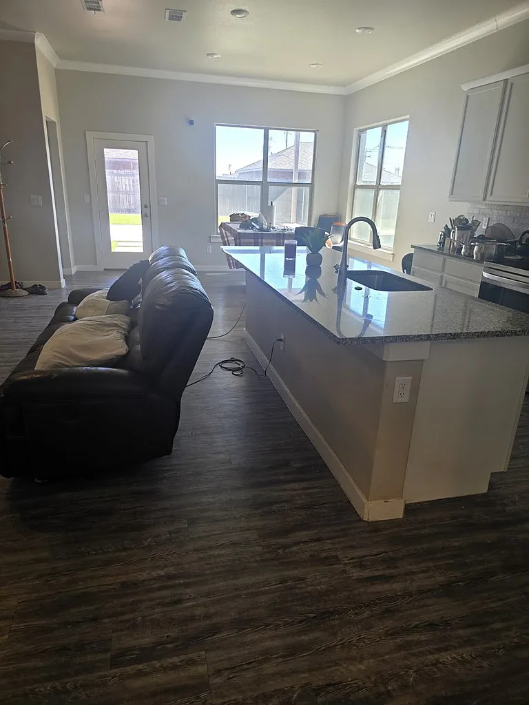 4 bed, 2.0 bath, 2095 sqft, $2,600 — Photo 4