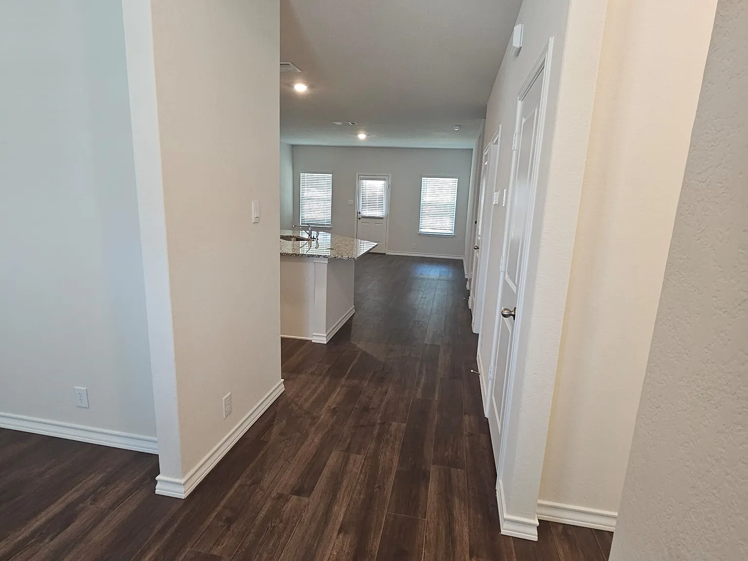 5 bed, 3.5 bath, 2800 sqft, $2,500 — Photo 2