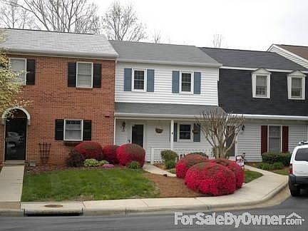 Front : Nice view of the front with spring time azaleas!