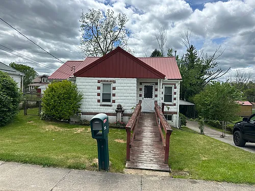 213 Martin Ave W Photo 1