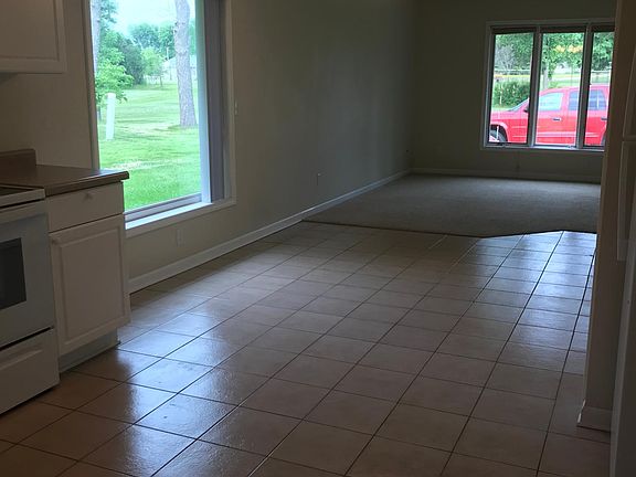 3rd image of 1024 Main St W APT 6