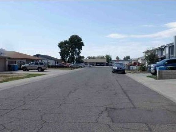 Exterior Neighborhood (street photo)