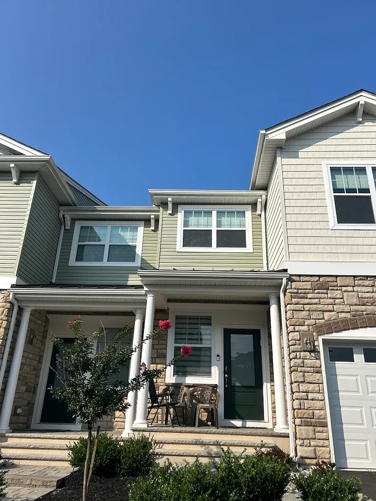 3 bed, 3.5 bath, 1601 sqft, $5,500 — Photo 2