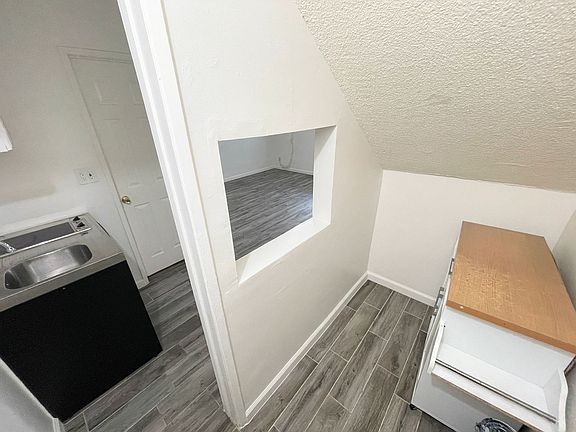 5th image of 14816 Gilmore St #1B