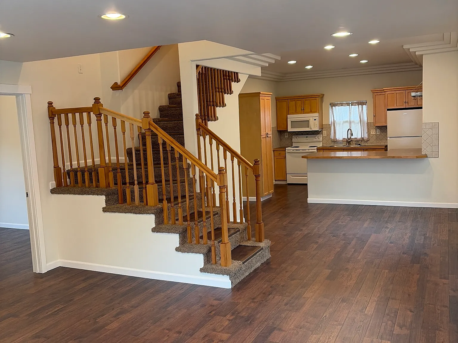 4 bed, 2200 sqft, $2,300 — Photo 3