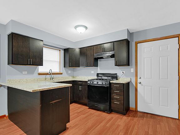 4th image of 2119 S Grove St