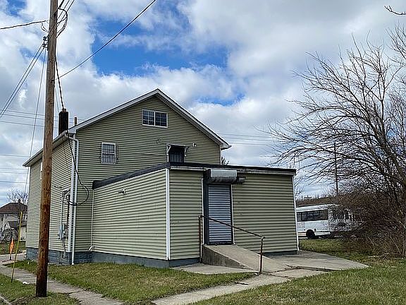 5th image of 1186 Saint Clair Ave