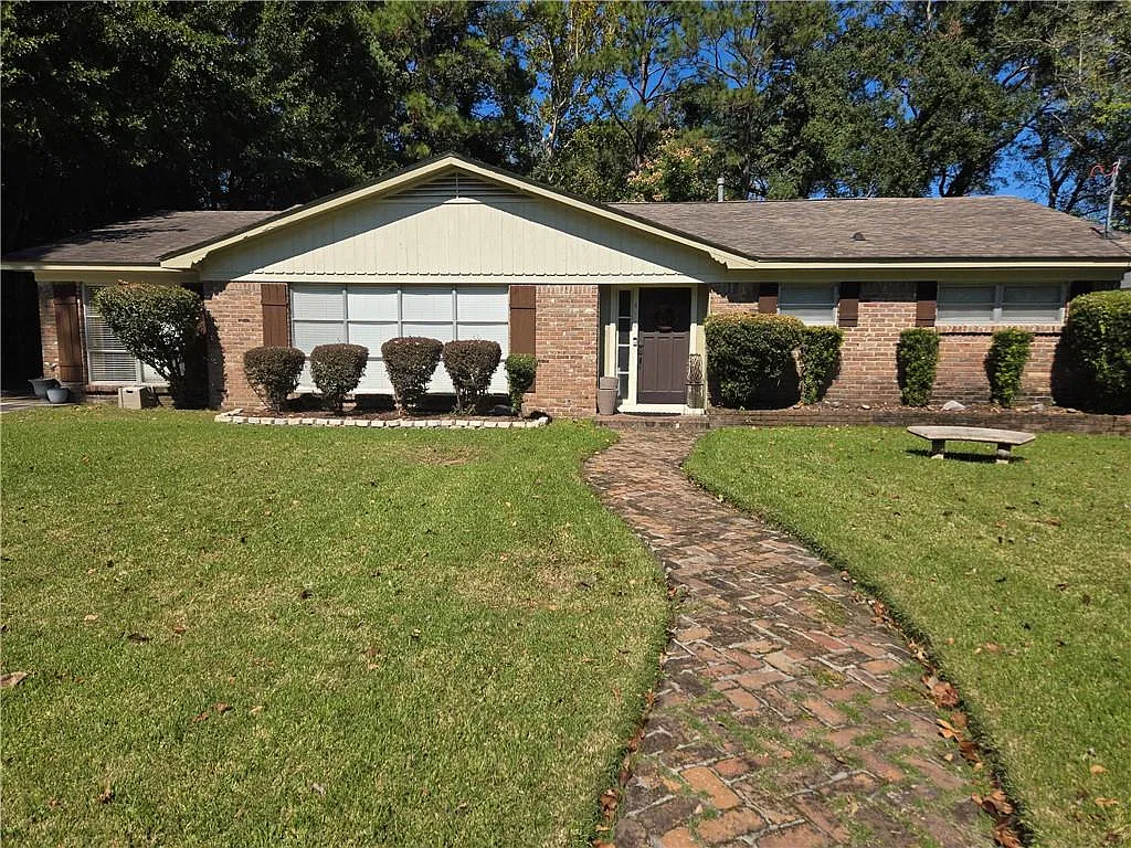4 bed, 2.5 bath, 2162 sqft, $1,900 — Photo 1
