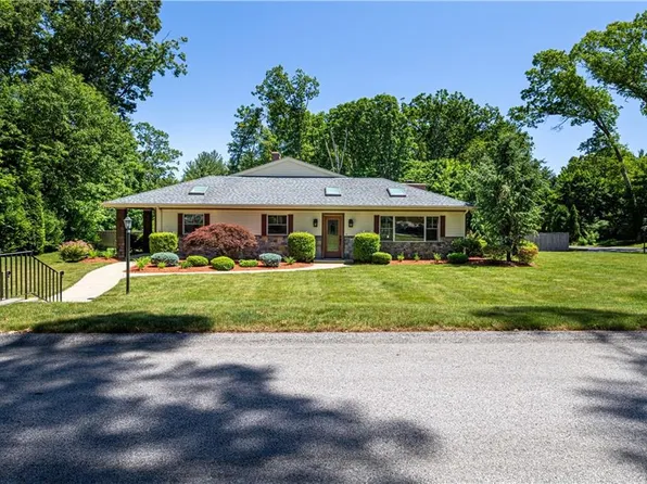 31 Maplecrest Dr, Smithfield, RI 02828