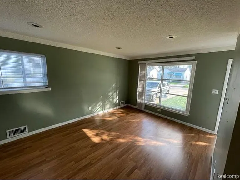 47 E Barrett Ave — Photo 6