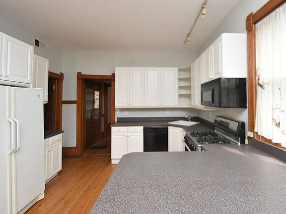 4th image of 1917 W Berteau Ave APT 1