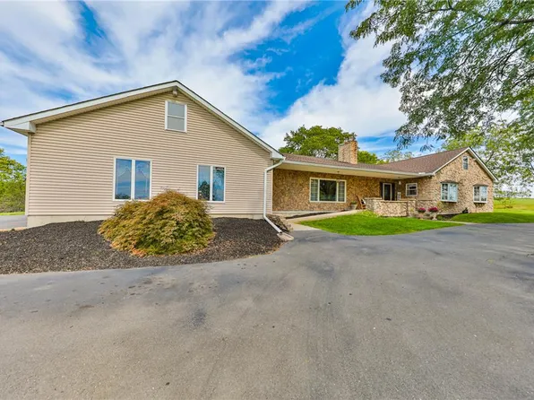 295 Crown View Ave, Stockertown, PA 18083