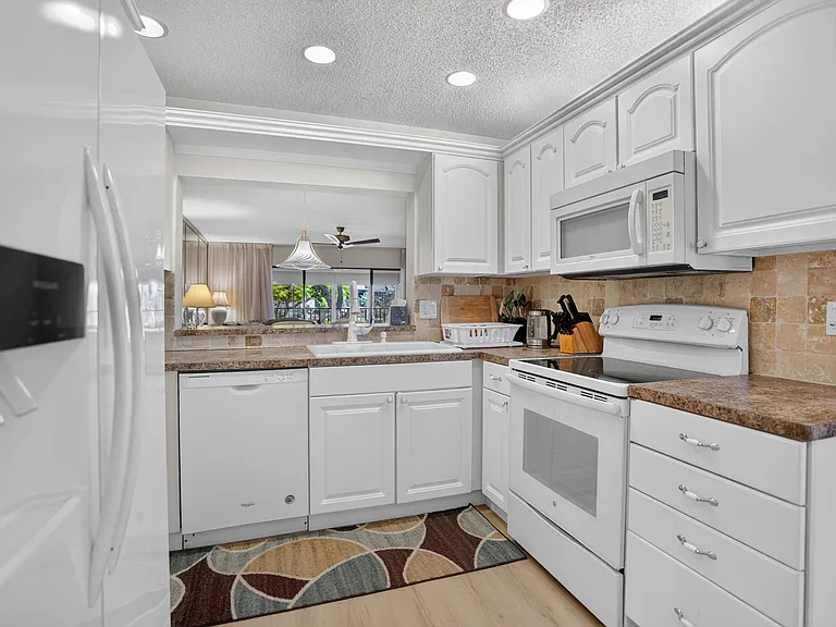 65 Pelican Pointe Dr #2030 — Photo 17