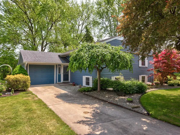 3054 Canterbury Dr, Bay City, MI 48706