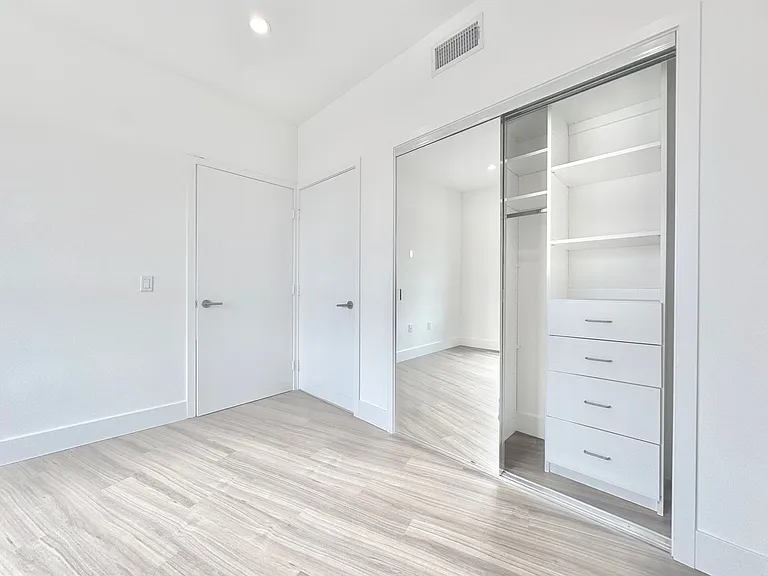 838 S La Brea Ave — Photo 22