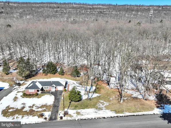 825 E Colliery Ave, Tower City, PA 17980