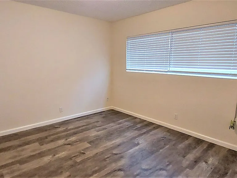 12704 Cedar Ave — Photo 11