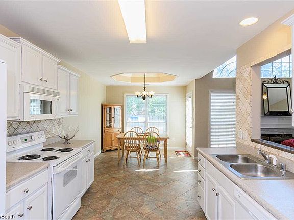 3rd image of 612 Camden Cove Ln