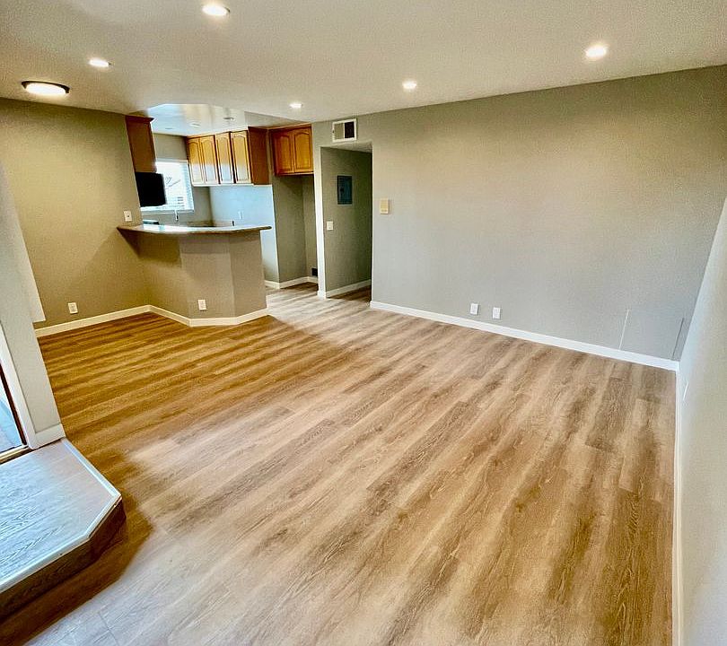 1st image of 515 W Lexington Dr #5151-1