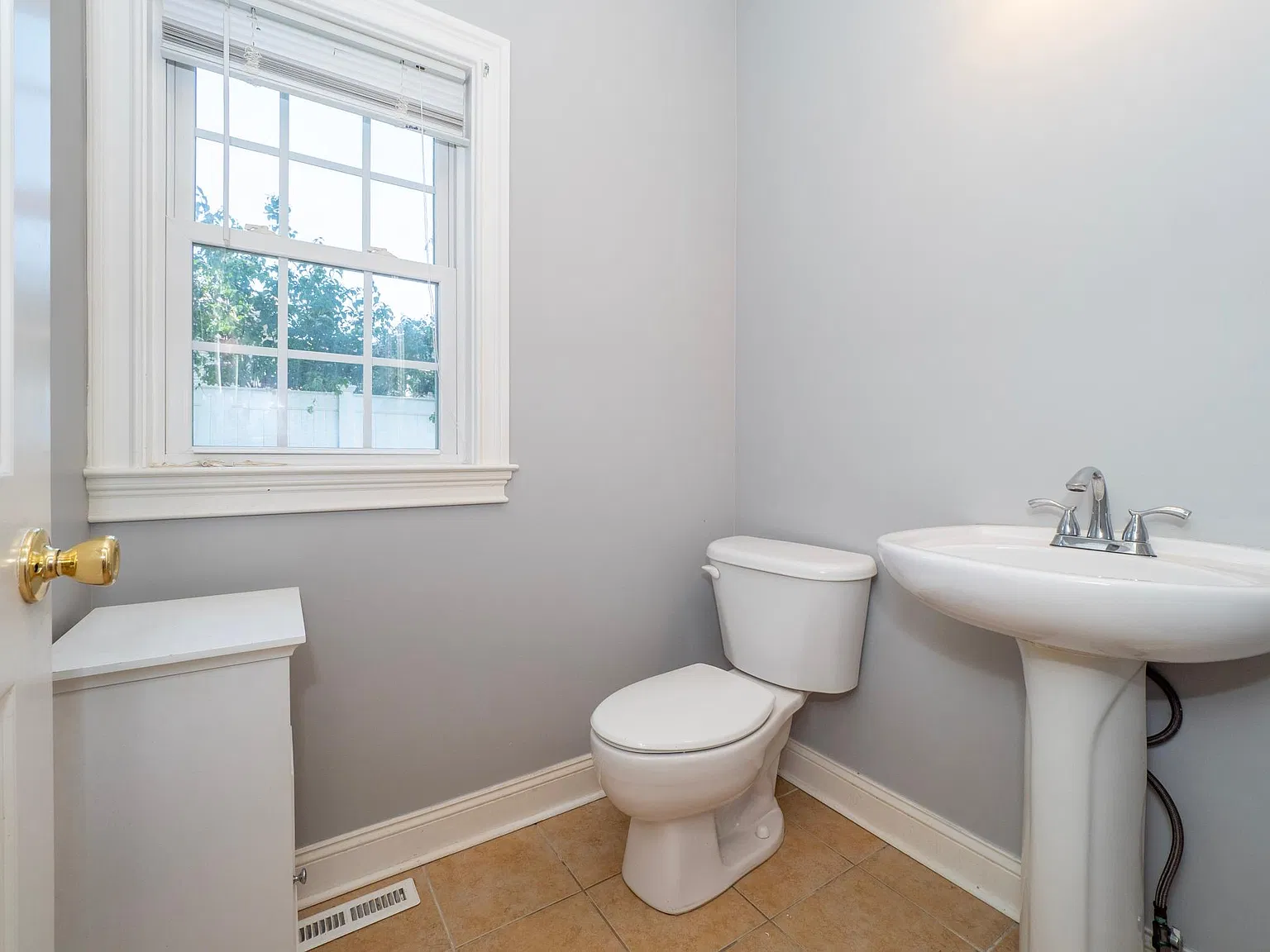 4 bed, 2.5 bath, 2285 sqft, $4,900 — Photo 4