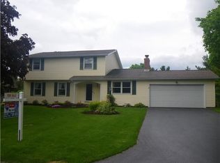 12 Hickory Pond Dr, Penfield, NY 14526