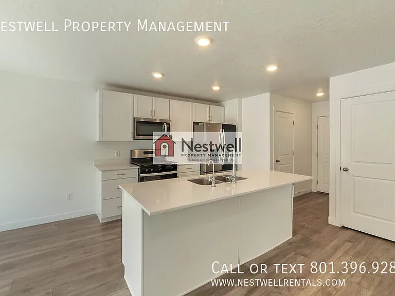 533 N Helmsman Ln — Photo 5