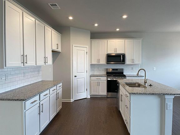 5th image of 632 Blue Ash Ct