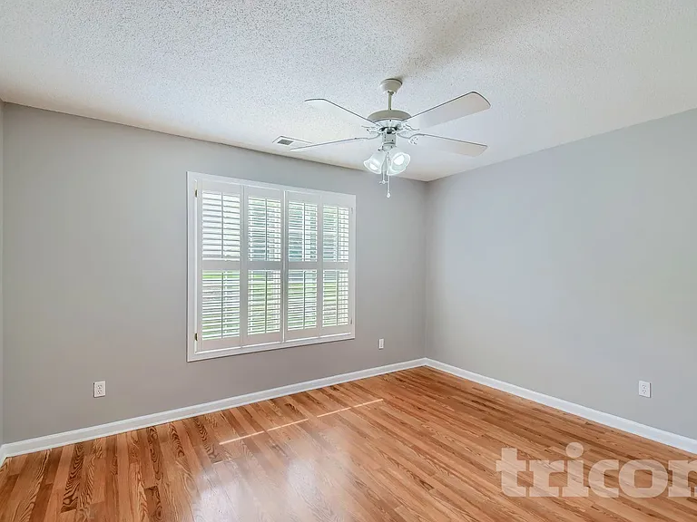 390 River Point Dr — Photo 14