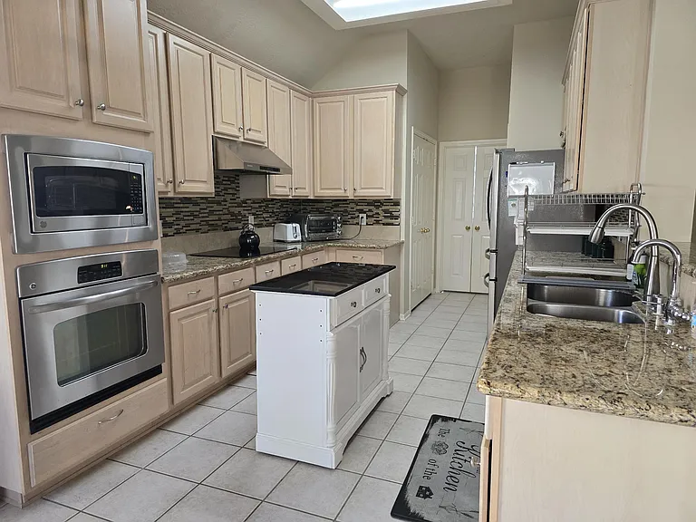 9406 Sunlake Dr — Photo 4