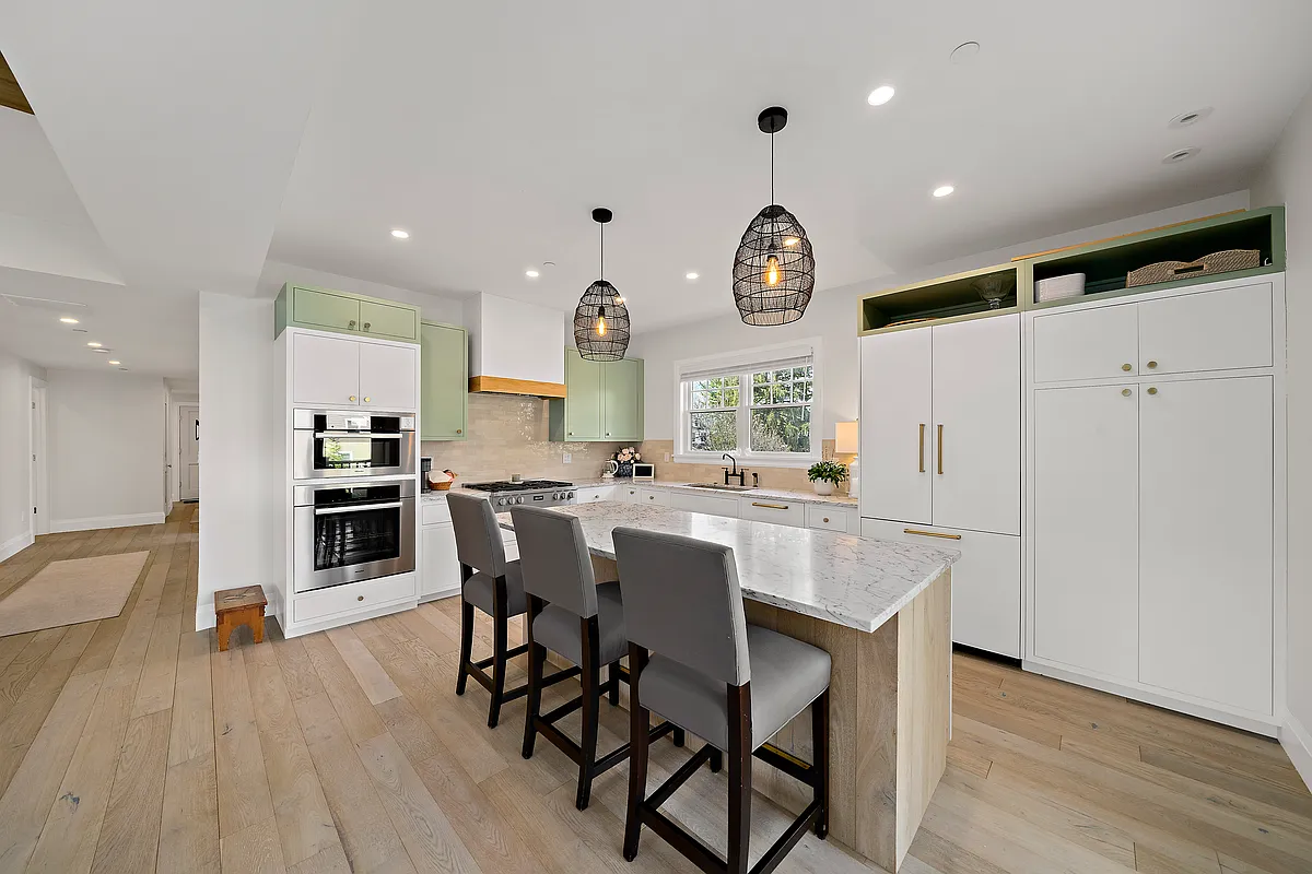 Building Photo - 144 Linden St #2