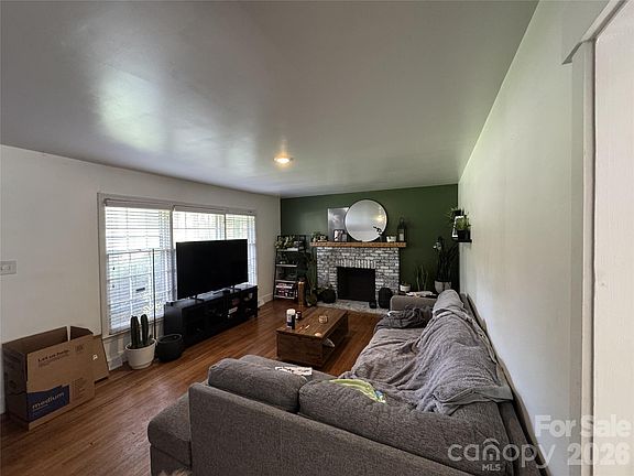 4th image of 948 Heather Ln
