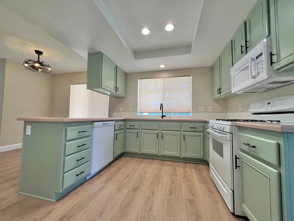 4 bed, 2360 sqft, $4,850 — Photo 3