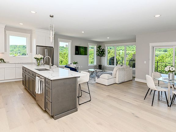 3rd image of 737 Manhattan Blvd #101