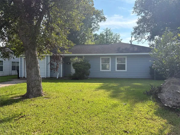 825 Magnolia St, Lake Jackson, TX 77566