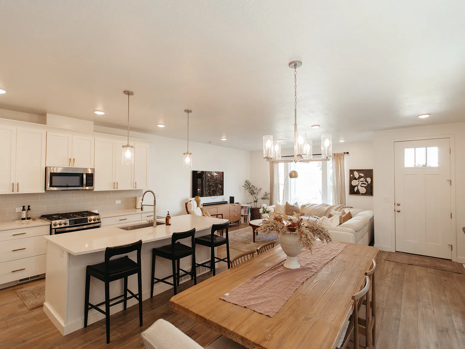 4 bed, 3.5 bath, 2503 sqft, $2,940 — Photo 3