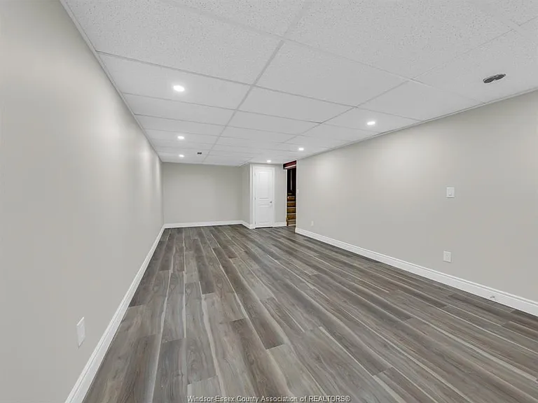 2823 Garvey Cres — Photo 34