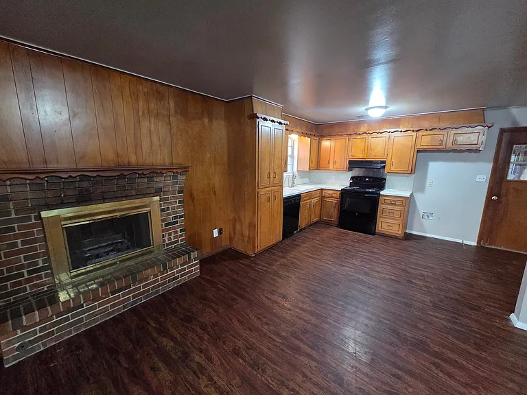 2402 S Hickory Ave — Photo 3