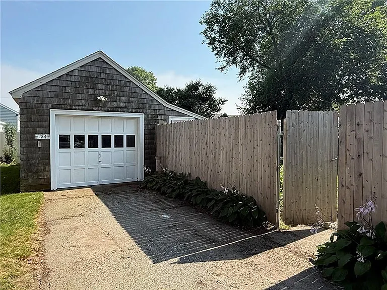 124 Beach Rd — Photo 16