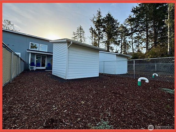 5th image of 609 Sunset Avenue NE
