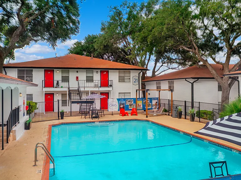 The Oaks Apartments At Medical Center — Photo 43