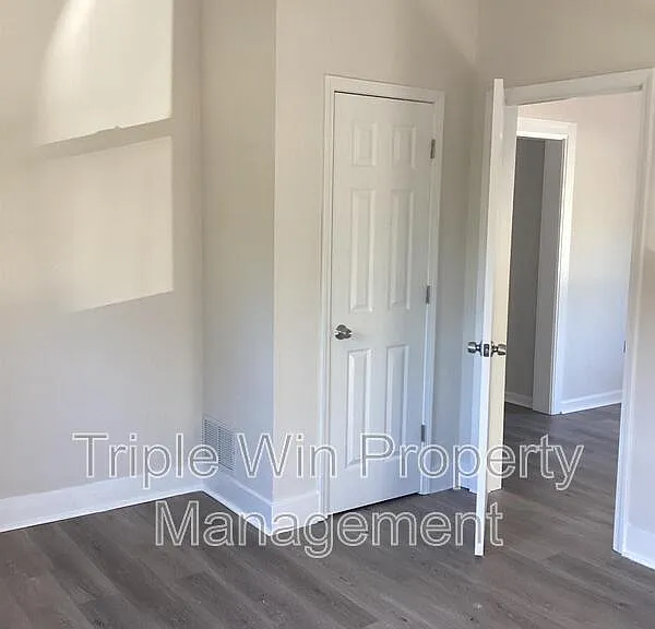 535 S Adams St — Photo 11