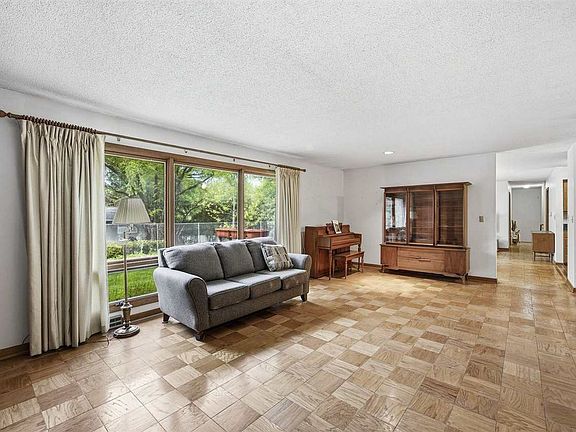 4th image of 36 Arbury Dr