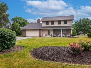 W273N4182 Hickory Grove Dr, Pewaukee, WI 53072