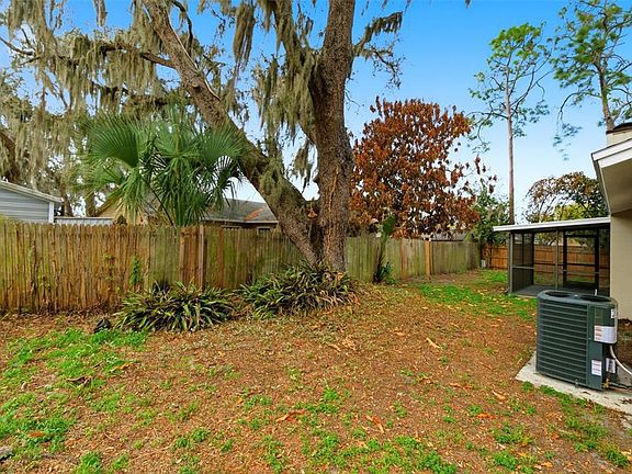 3rd image of 727 Isleton Dr