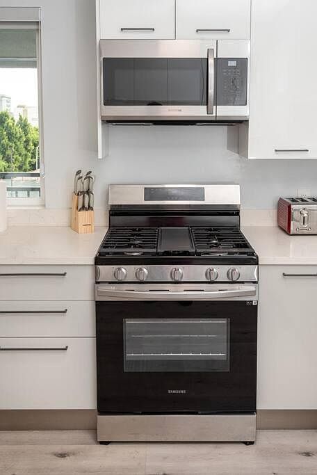 1st image of 917 S Berendo St #403